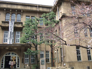 アーチの綺麗な正面玄関